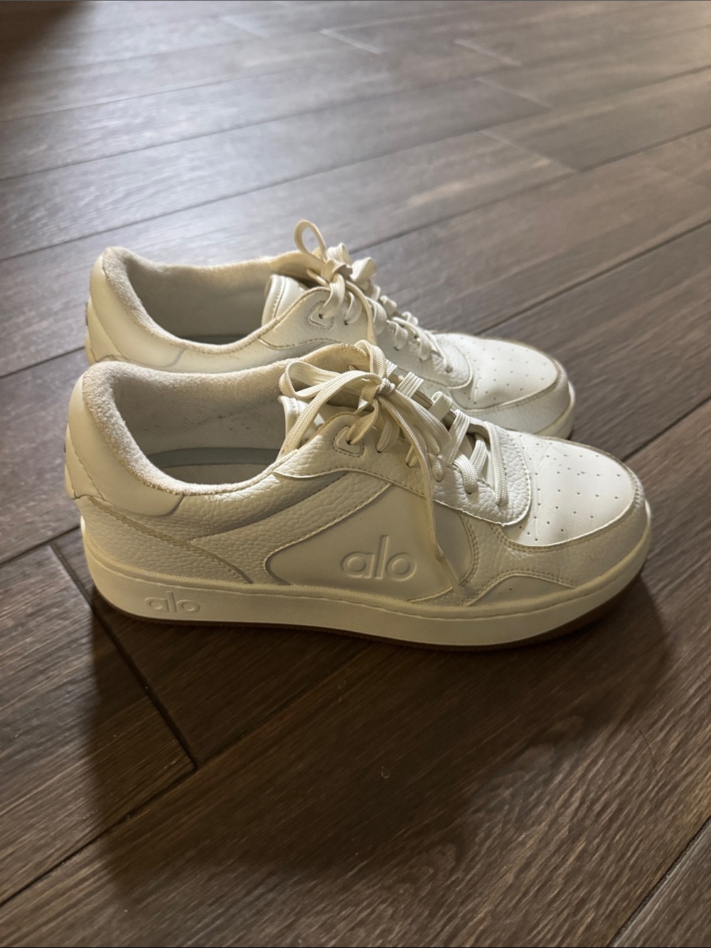ALO Yoga Off-White Leather Low-Top Sneakers